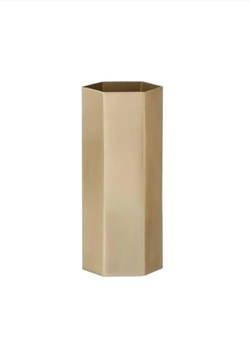 Nieuw vaas van Ferm Living Hexagon twv € 42,00 nu voor € 20,00!