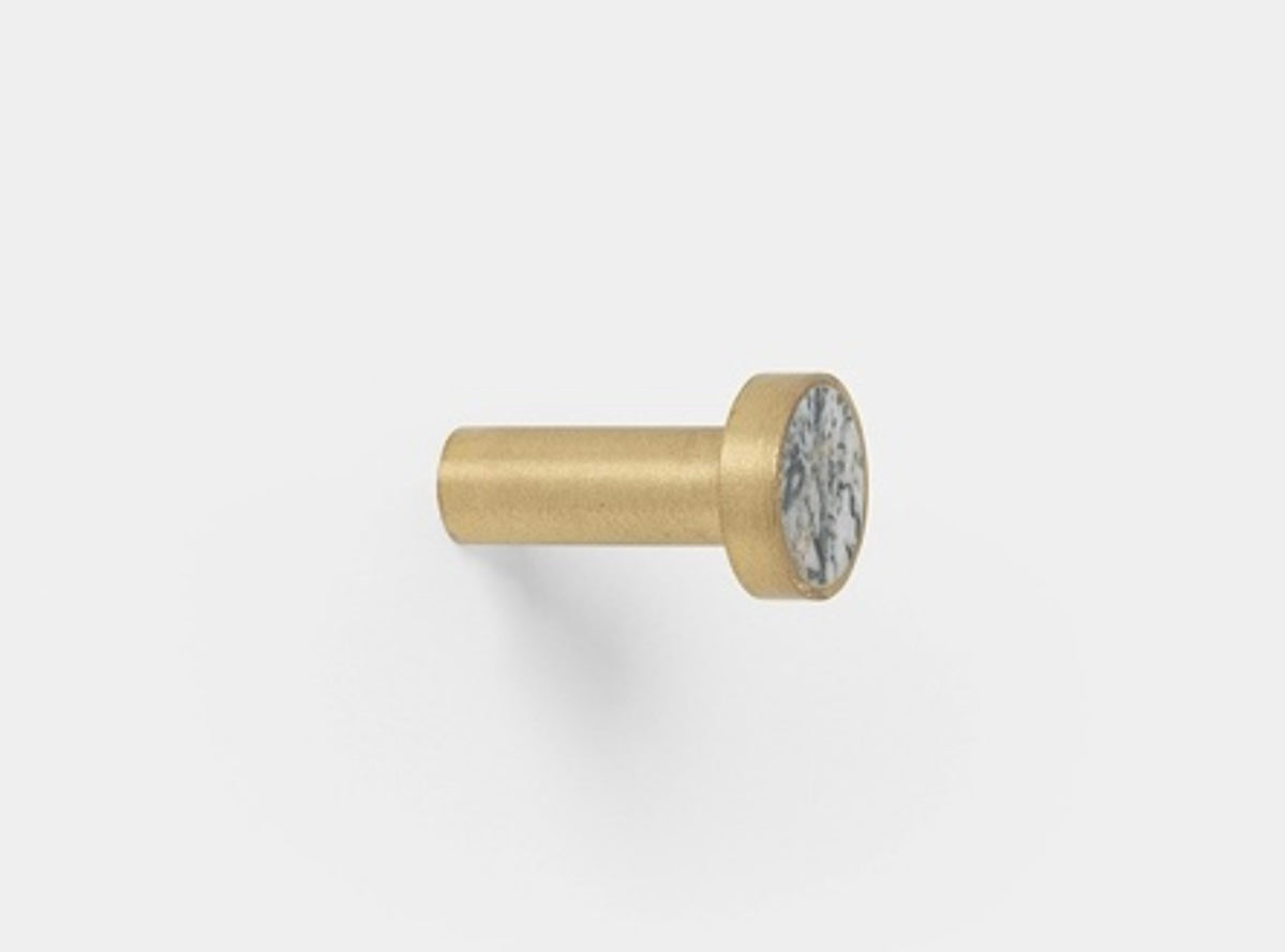 Nieuw van Ferm Living hook brass agate moss twv € 39,00 nu voor € 12,50!
