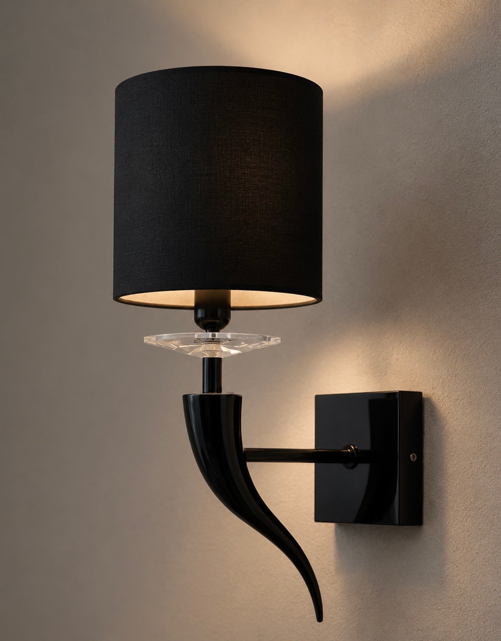Ilfari Loving Arms W1 Wandlamp Zwart Zwarte Kap